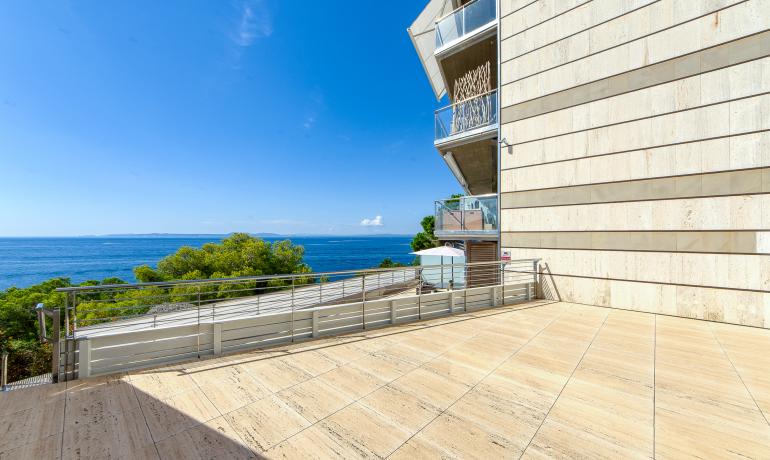 Außergewöhnlich in Roses. Hochwertige Wohnung direkt am Meer in Canyelles