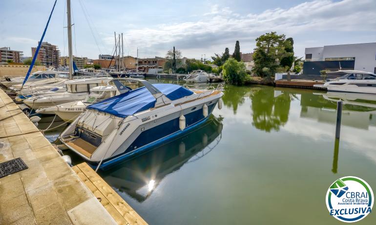 7.5m x 3.5m mooring for sale on the Santa Margarita canal, Roses