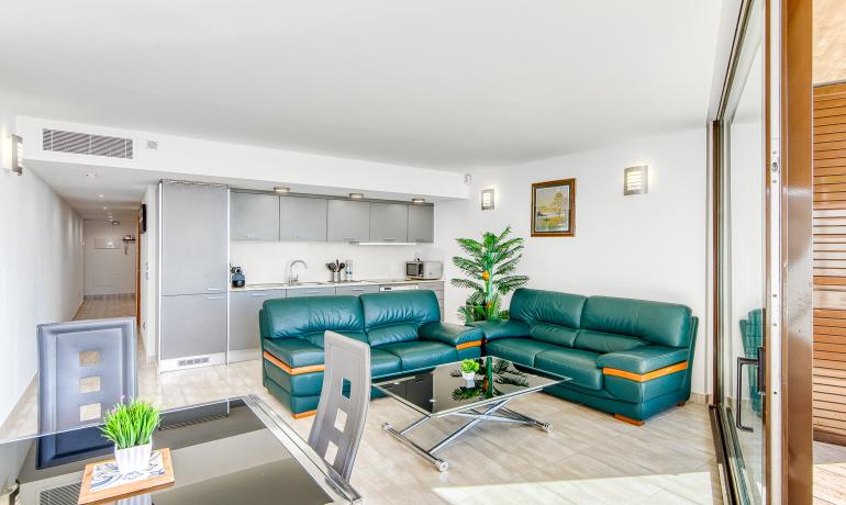 Excepcional en Roses. Apartamento de alto standing en primera linea de mar en Canyelles