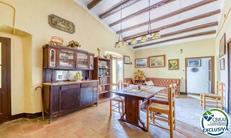 Spacious village house in the heart of Palau Saverdera.