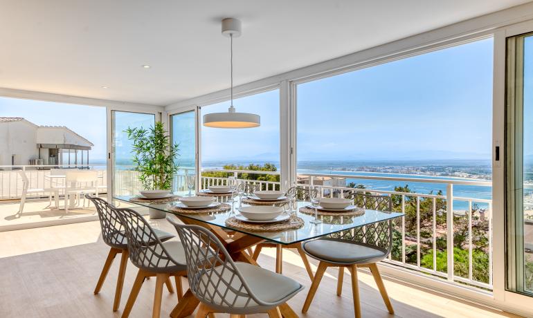 Spectaculaire Maison Rénovée avec Vue sur la Mer et les Montagnes à Roses