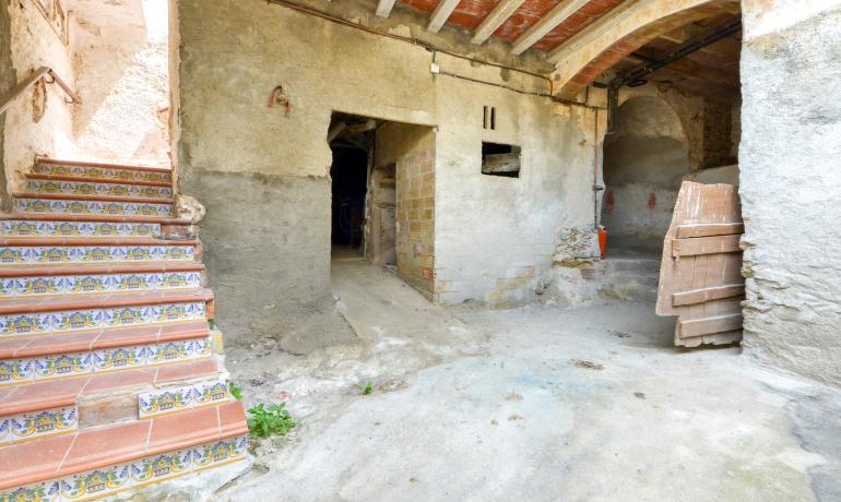 Descubre la tranquilidad en Palau Saverdera con esta finca con terraza y bonitas vistas.