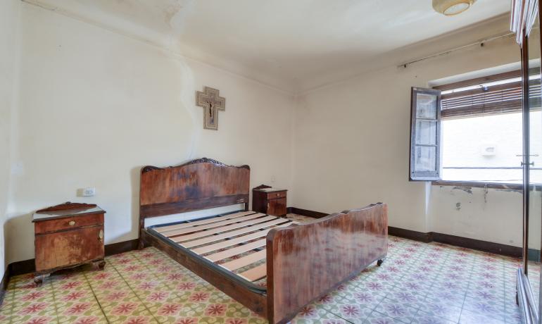 Descubre la tranquilidad en Palau Saverdera con esta finca con terraza y bonitas vistas.