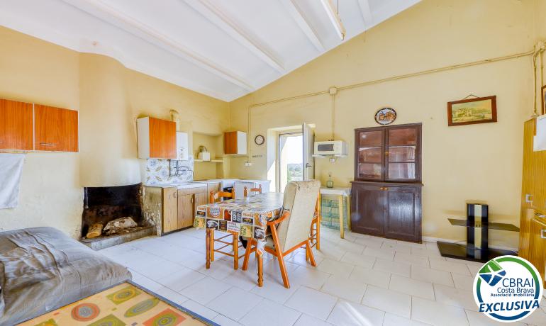 Spacious village house in the heart of Palau Saverdera.