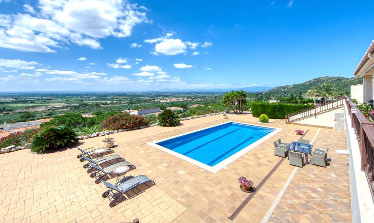 Exclusive luxury villa with 180-degree panoramic views from the Bay of Roses to the Pyrenees: a hidden gem in Alt Empordà.