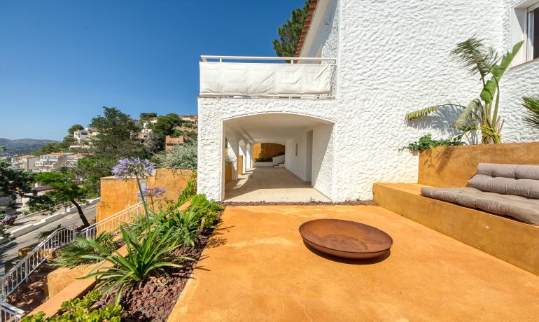 Espectacular Casa Reformada con Vistas al Mar y Montañas en Roses