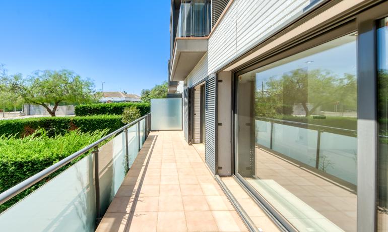 Bonita y moderna casa cerca del centro, con piscina y garaje