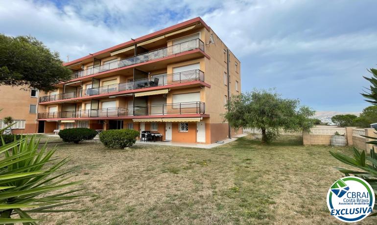 Estudio en zona natural de ensueño, sobre la zona natural de la playa de la Rubina de Empuriabrava, de 34 m2 construidos, amplio jardin