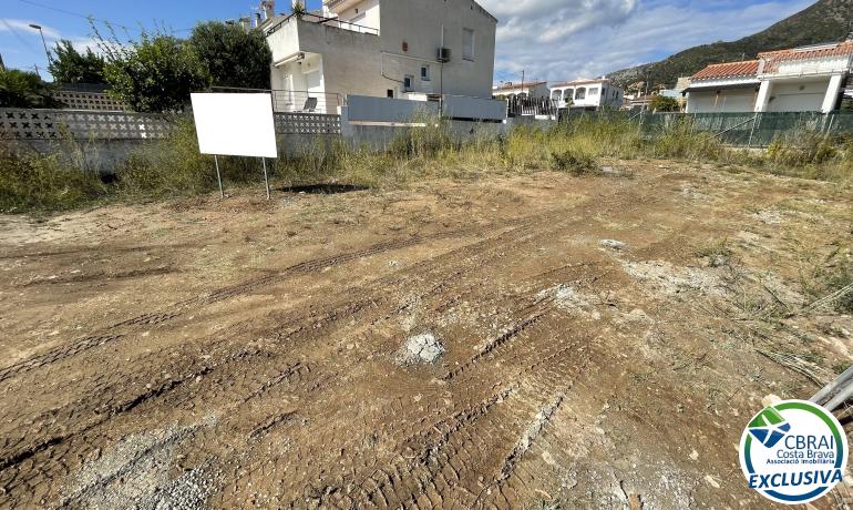 Construeix la teva nova casa a pocs minuts de la platja! Bona oportunitat!