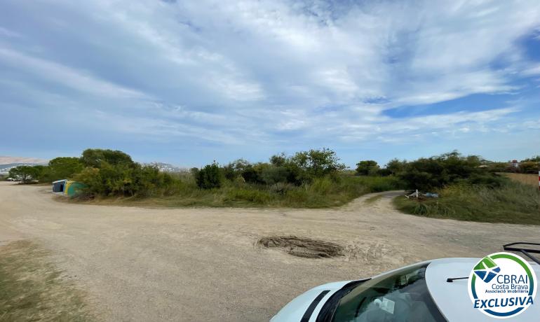 Estudio en zona natural de ensueño, sobre la zona natural de la playa de la Rubina de Empuriabrava, de 34 m2 construidos, amplio jardin