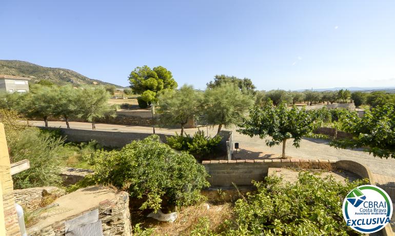 Gran casa de poble al cor de Palau Saverdera.