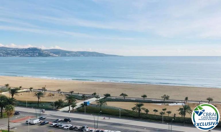 Studio avec vue sur la mer en face de la plage et dans le centre d'Empuriabrava.