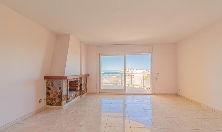 Live in the Exclusivity of Port de Roses: Apartment with Stunning Sea Views