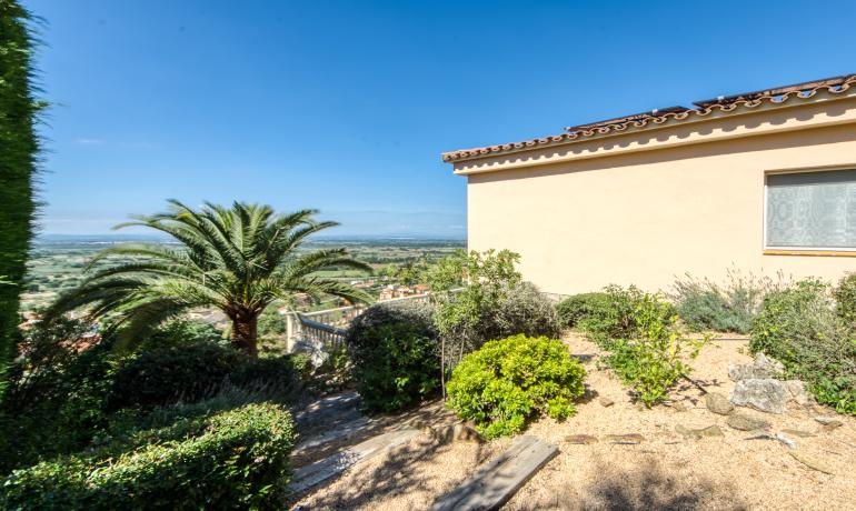 Preciosa Casa a Palau-saverdera amb Vistes Espectaculars