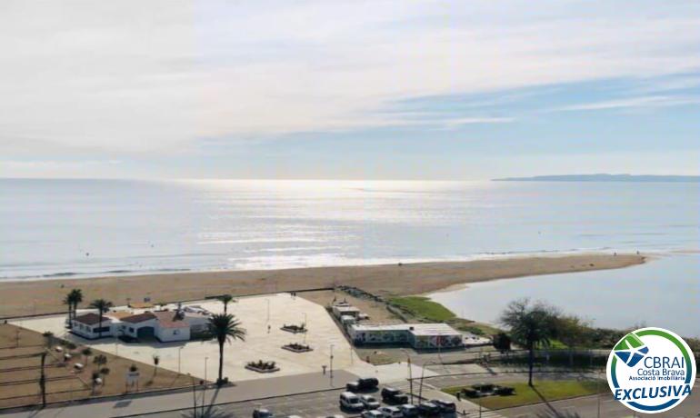 Studio avec vue sur la mer en face de la plage et dans le centre d'Empuriabrava.