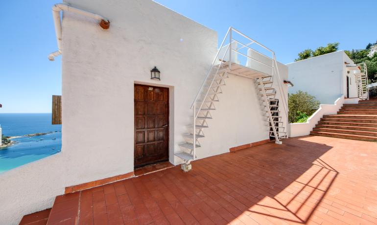 Encantadora Casa Adosada con Vistas al Mar y Piscina Comunitaria en Canyelles