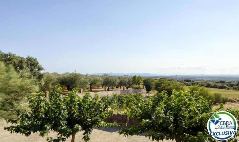 Grande maison de village au cœur de Palau Saverdera.