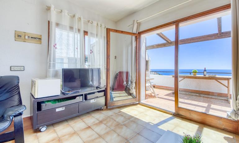 Encantadora Casa Adosada con Vistas al Mar y Piscina Comunitaria en Canyelles