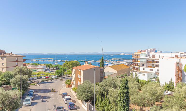 Vive en la Exclusividad del Port de Roses: Apartamento con Impresionantes Vistas al Mar