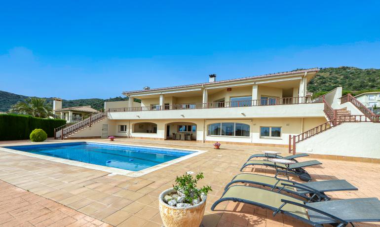 Villa de lujo exclusiva con vistas panorámicas de 180 grados desde la Bahía de Rosas hasta los Pirineos: una joya escondida en el Alt Empordà.