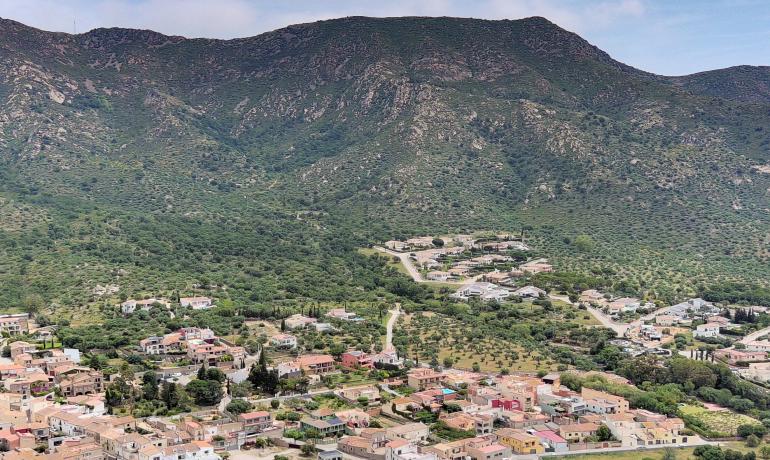 Descubre la tranquilidad en Palau Saverdera con esta finca con terraza y bonitas vistas.