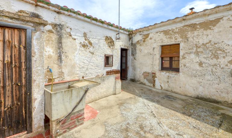 Descubre la tranquilidad en Palau Saverdera con esta finca con terraza y bonitas vistas.