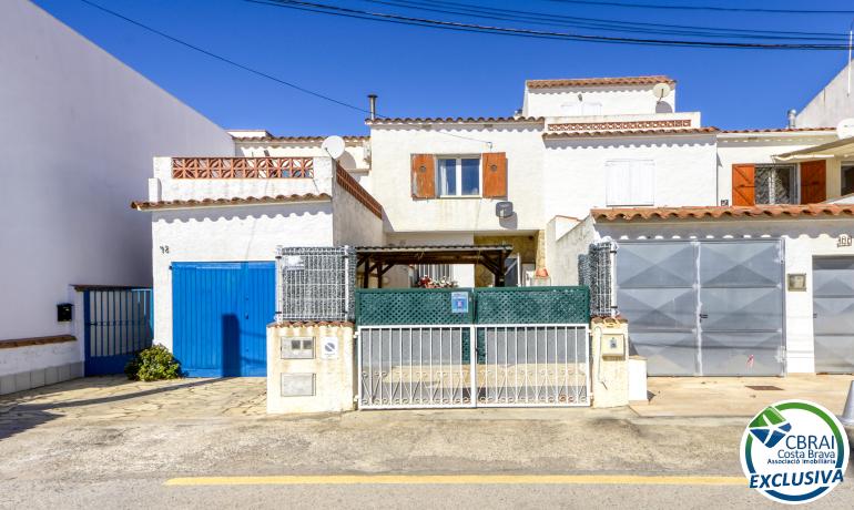 Townhouse in Empuriabrava with 9x4m. mooring before the bridges