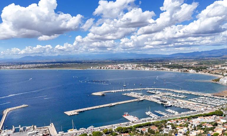 Exclusiu apartament amb vistes panoràmiques al mar, port pesquer i la badia de Roses