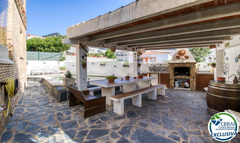 Charming Independent House with Pool in Mas Oliva, Roses