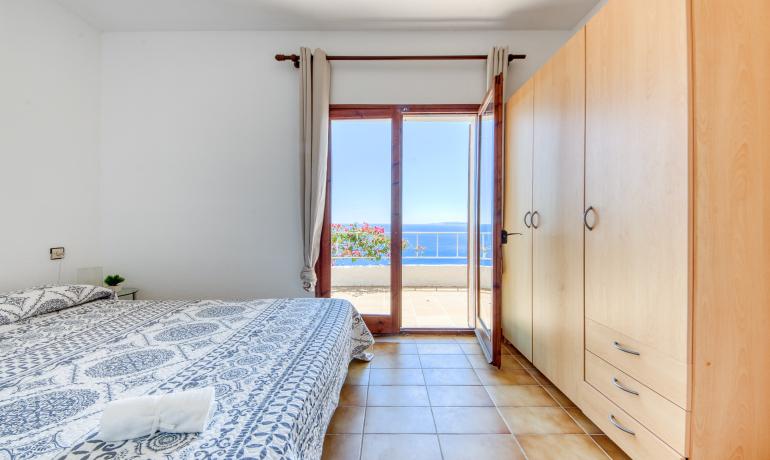 Encantadora Casa Adosada con Vistas al Mar y Piscina Comunitaria en Canyelles