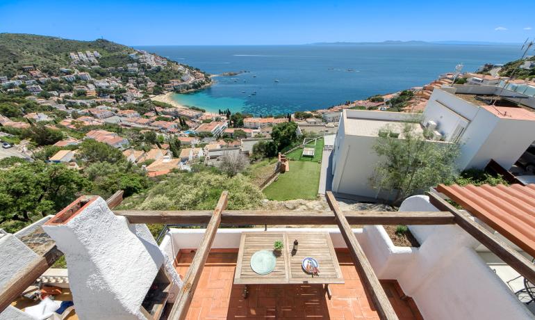 Encantadora Casa Adosada con Vistas al Mar y Piscina Comunitaria en Canyelles