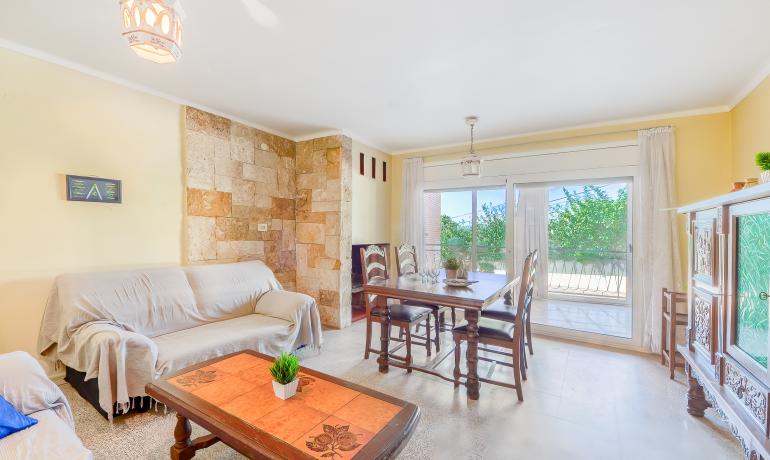 Spacious and cosy ground-floor flat 5 minutes from the Roses beach