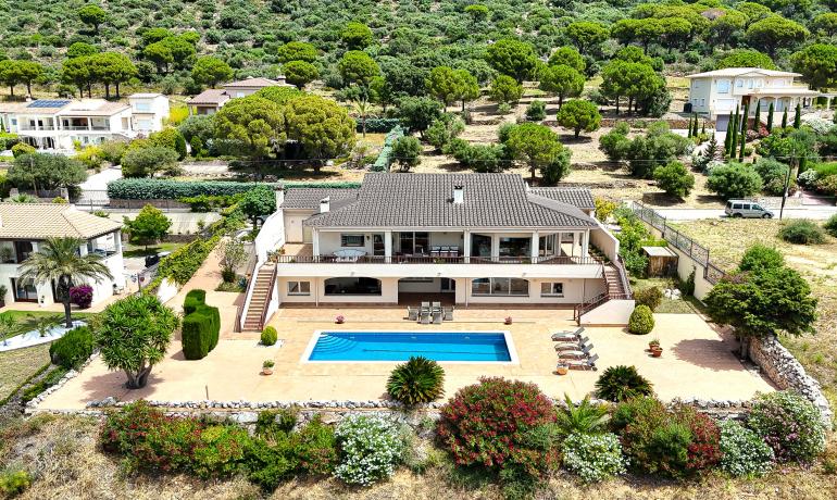 Exclusive luxury villa with 180-degree panoramic views from the Bay of Roses to the Pyrenees: a hidden gem in Alt Empordà.