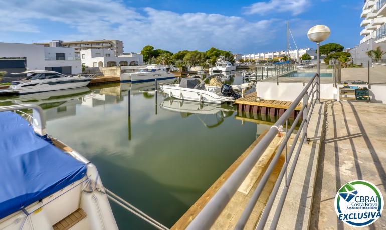 Amarrage de 7,5m x 3,5m à vendre sur le canal de Santa Margarita, Roses