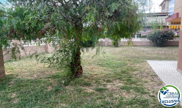 Studio in einem traumhaften Naturgebiet, am Naturgebiet des Rubina-Strandes in Empuriabrava, 34 m2 bebaut, großer Garten,