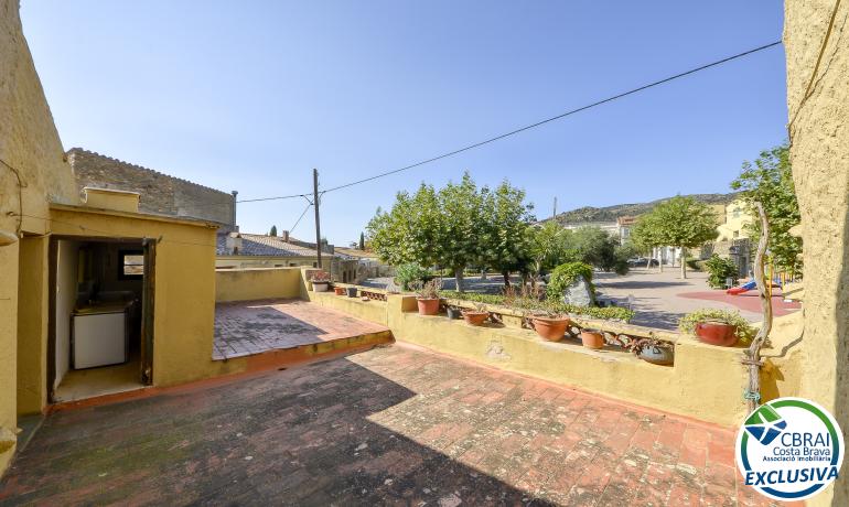 Spacious village house in the heart of Palau Saverdera.