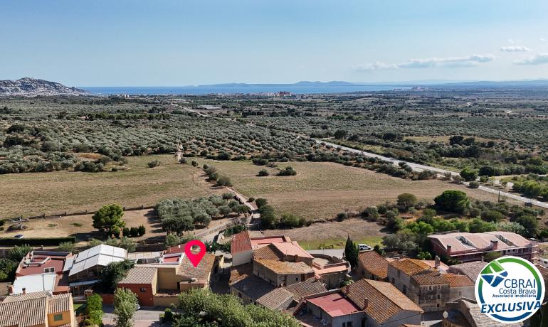 Grande maison de village au cœur de Palau Saverdera.