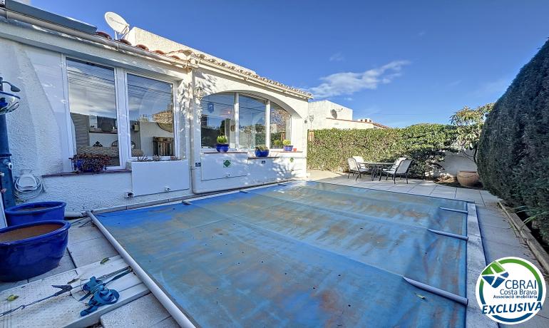 Städtische Oase in Empuriabrava, Costa Brava: 2-Schlafzimmer-Haus mit Pool, Garage & Parkplatz