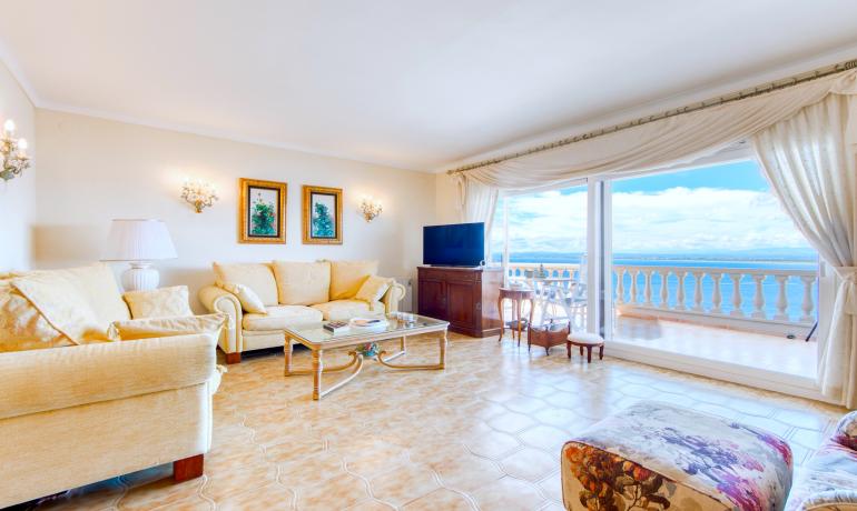 Exclusive apartment with panoramic views of the sea, fishing port, and the bay of Rosas