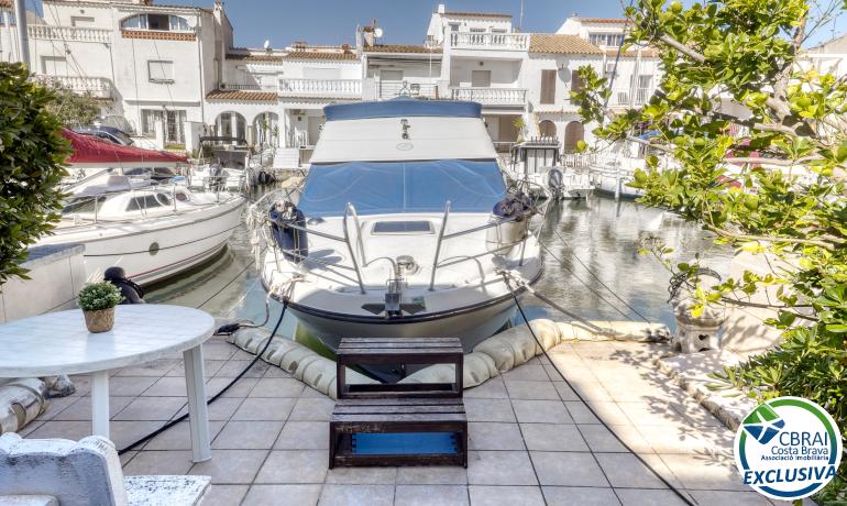 Casa adosada en Empuriabrava con amarre de 9x4m, antes de los puentes