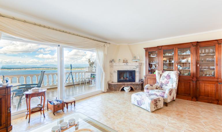 Exclusive apartment with panoramic views of the sea, fishing port, and the bay of Rosas