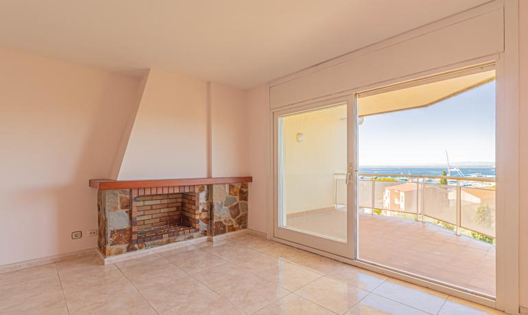 Live in the Exclusivity of Port de Roses: Apartment with Stunning Sea Views