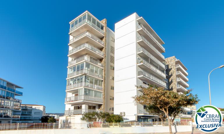 Modernes, komplett renoviertes Apartment nur 100 Meter vom Strand entfernt, mit Meerblick und Gemeinschaftsparkplatz