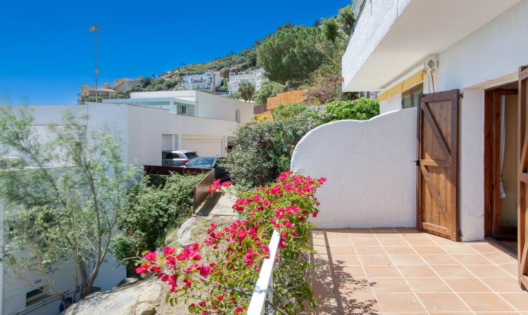 Encantadora Casa Adosada con Vistas al Mar y Piscina Comunitaria en Canyelles