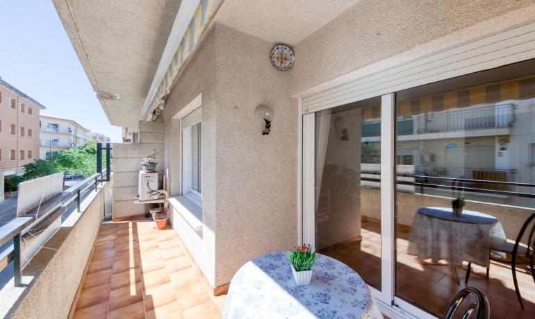 Bright 3-Bedroom Apartment in the Quiet Center of Roses, Just Steps from the Beach