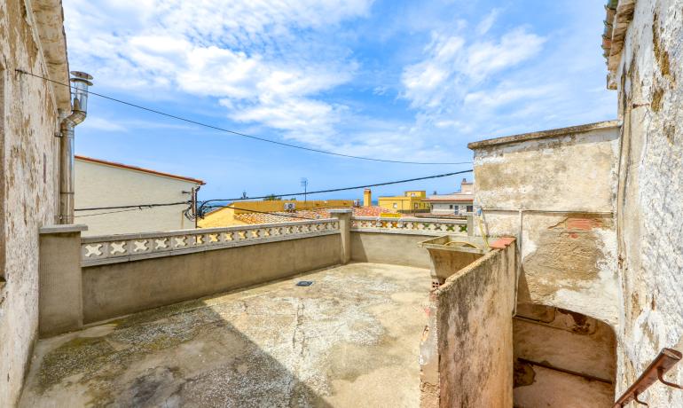 Descubre la tranquilidad en Palau Saverdera con esta finca con terraza y bonitas vistas.