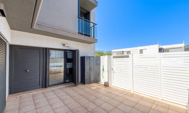 Nice and modern house near the center, with pool and garage