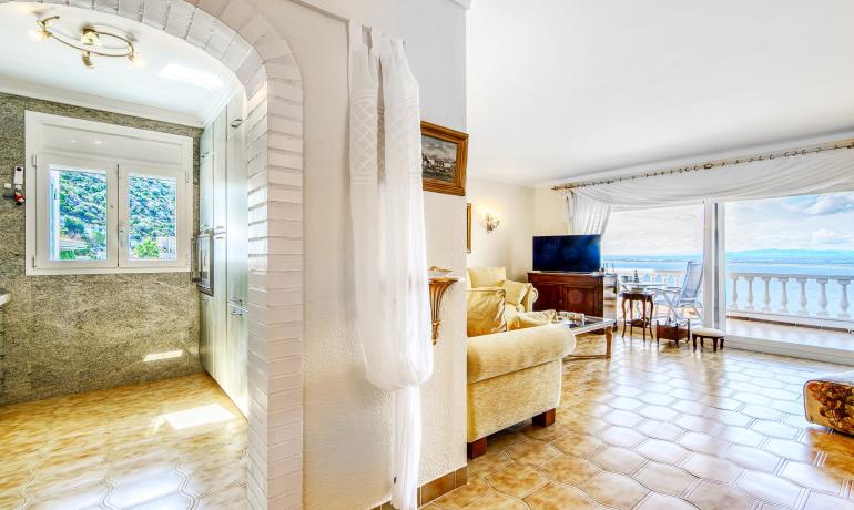 Exclusive apartment with panoramic views of the sea, fishing port, and the bay of Rosas