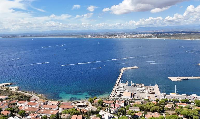 Exclusiu apartament amb vistes panoràmiques al mar, port pesquer i la badia de Roses