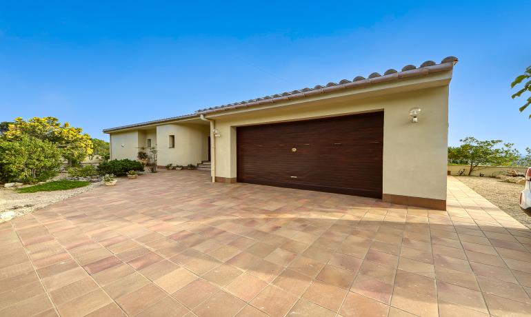 Villa de lujo exclusiva con vistas panorámicas de 180 grados desde la Bahía de Rosas hasta los Pirineos: una joya escondida en el Alt Empordà.